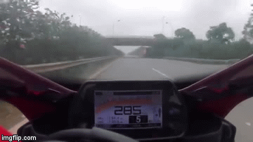 Video: Lạnh gáy xem mô tô phân khối lớn phóng vun vút gần 300km/h