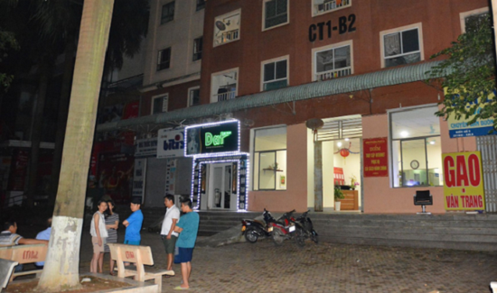 Bàng hoàng phát hiện bé gái nguy kịch trên mái tôn chung cư tại Hà Nội