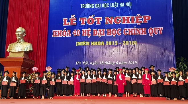Trường Đại học Luật Hà Nội tổ chức lễ trao bằng tốt nghiệp cho 1831 tân cử nhân Luật