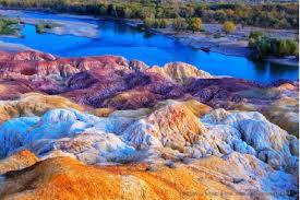 Cận cảnh bãi đá tự biến đổi màu sắc có lịch sử triệu năm ở Trung Quốc