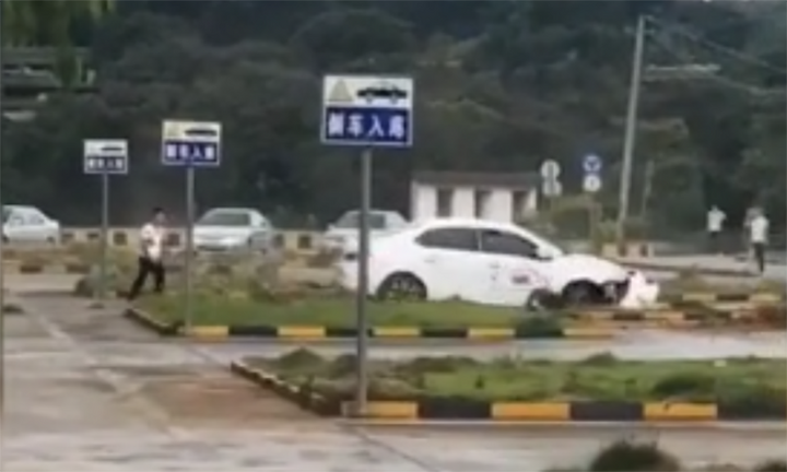Video: Đạp nhầm chân ga, học viên để xe ô tô quay vòng suốt 2 phút