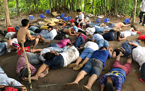 Trinh sát tổ chức vây bắt trường gà của băng nhóm giang hồ Vĩnh Long