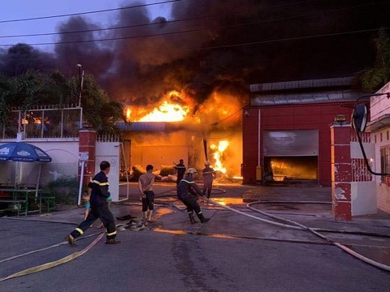 Long An: Cháy lớn, khói đen bốc lên ngùn ngụt tại công ty sản xuất vỏ cơm hộp, thiệt hại gần 30 tỉ đồng