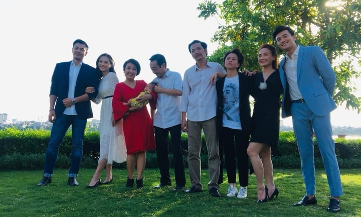 Bức ảnh hạnh phúc đông đủ diễn viên phim Về nhà đi con nhưng lại thiếu một người khiến fan thắc mắc