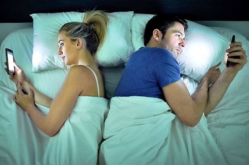 Ai làm chúng ta xa nhau?