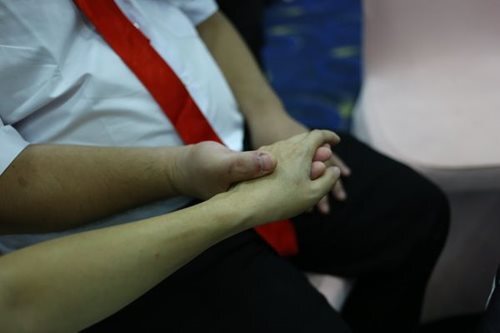 Đám cưới trong mơ của các cặp đôi khuyết tật: Hạnh phúc khi lần đầu được mặc áo cưới