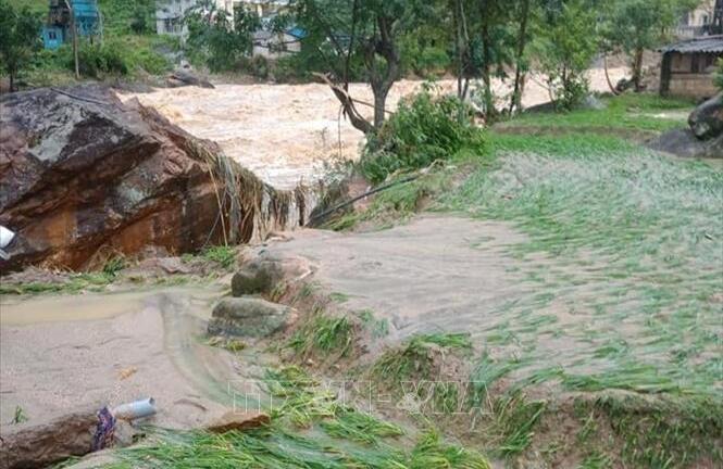 Lào Cai: Lũ quét lúc nửa đêm đánh sập cầu treo ở Sa Pa, nhiều bản làng bị cô lập