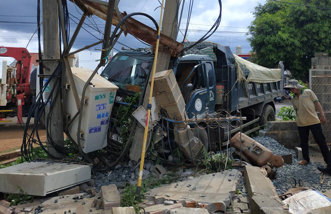 Xe tải gây tai nạn liên hoàn khiến 1 người chết, 600 hộ dân mất điện
