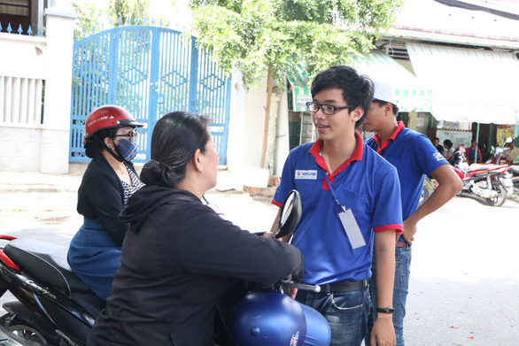 Tình nguyện viên “căng não” tìm nhà đưa thí sinh ngủ quên đến điểm thi