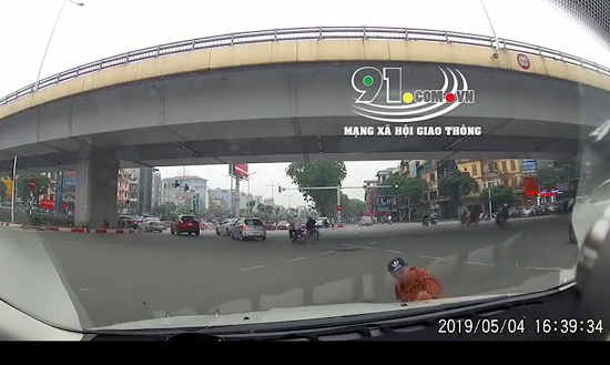 Video: Tự lao đầu vào ô tô, người đàn ông lăn đùng ngã ngửa ra ăn vạ