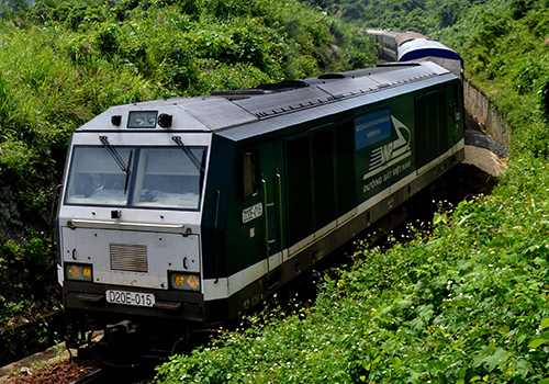 Tàu SE3 trật bánh trên đèo Hải Vân, đường sắt Bắc - Nam tê liệt nhiều giờ