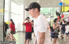 Video: Đình Trọng chống nạng về nước sau ca phẫu thuật dây chằng