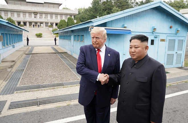Cú bắt tay lịch sử của 2 nhà lãnh đạo Mỹ- Triều trên khu phi quân sự DMZ