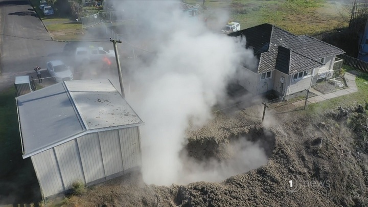 Video: Hố bùn sôi sùng sục bất ngờ xuất hiện trong vườn nhà dân 