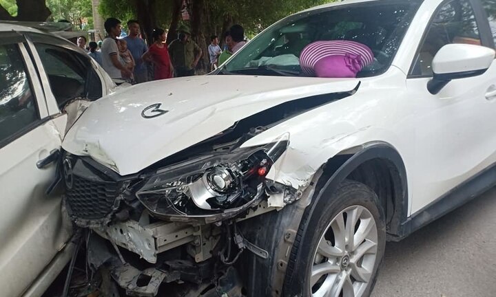 Thiếu nữ nhập viện cấp cứu sau tai nạn liên hoàn ở Hà Nội 