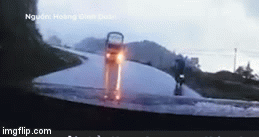 Video: Hú hồn xe tải ôm cua như phim “Fast & Furious”, suýt tông nát xe máy