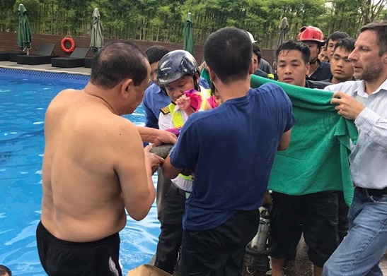 Giải cứu bé gái 4 tuổi mắc kẹt cánh tay trong ống nước tại bể bơi ở Hà Nội