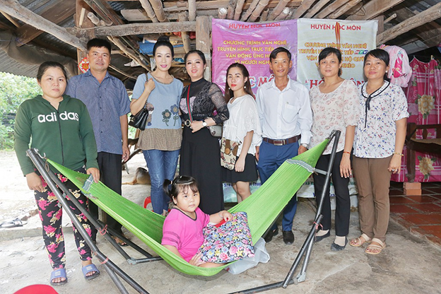 NSUT Trịnh Kim Chi cùng Nữ hoàng Helen Thúy Lê đội mưa đi làm từ thiện tại Tây Ninh