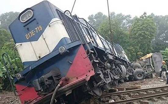 Bắc Giang: Ô tô bị tàu hỏa đâm trực diện, 3 người thương vong