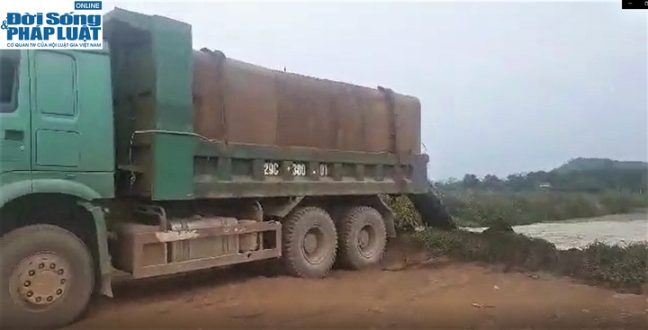 Nghệ An: Dân 'tố' một công ty sữa thải phân bò trực tiếp ra môi trường