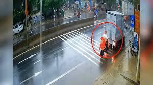 Video: Bị xe tải lùi trúng, thiếu nữ vẫn “cố thủ” trên xe đạp điện