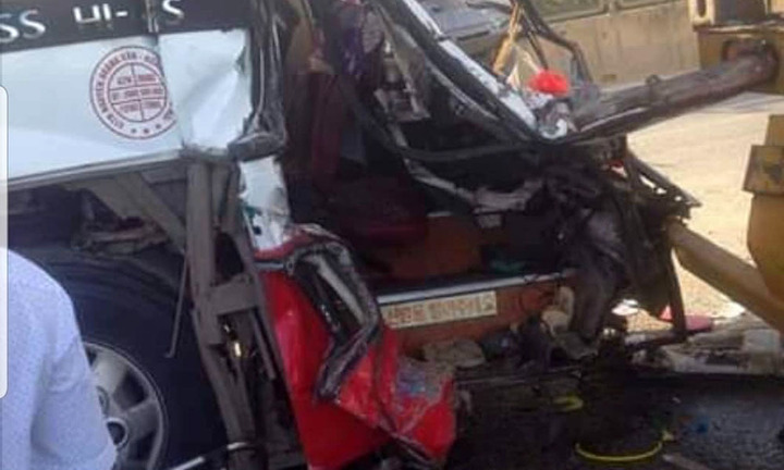 Hiện trường thảm khốc vụ xe du lịch va chạm với container ở Nghệ An khiến 15 người thương vong