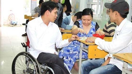 Cảm động trước tấm gương thầy giáo đi xe lăn tới lớp mỗi ngày giúp đỡ trẻ em bất hạnh