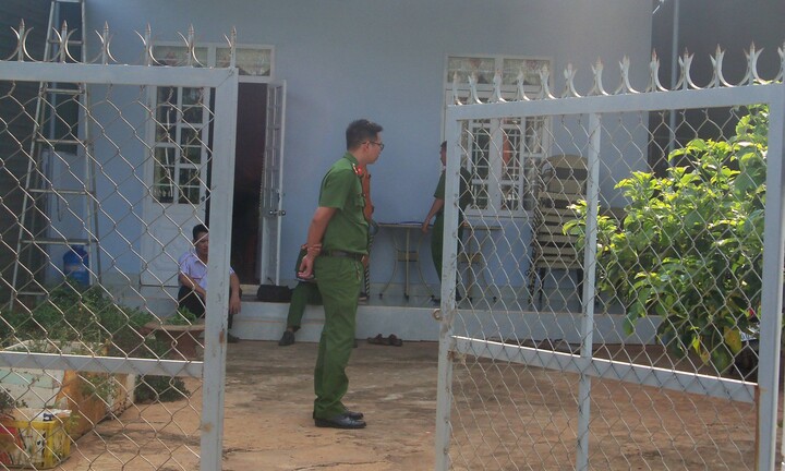 Xót xa bé trai sang hàng xóm chơi bị điện giật tử vong  