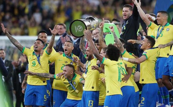 Đánh bại Peru, Brazil lên ngôi vô địch nhờ thẻ đỏ phạt đền 