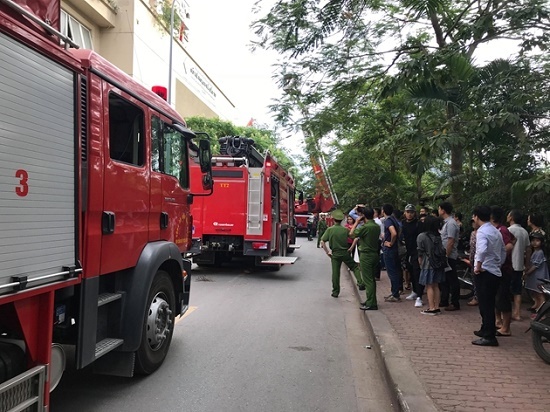 Hà Nội: Cháy chung cư Nam Trung Yên, người dân hoảng hốt tháo chạy xuống đường