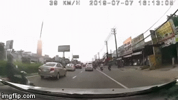 Video: Phóng xe máy lạng lách trên đường có nhiều ô tô, thanh niên gặp cái kết đắng sau vài giây