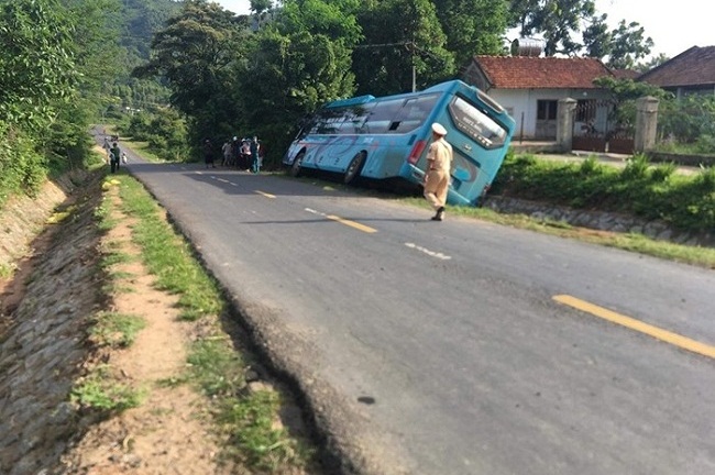 Tin tức tai nạn giao thông mới nhất hôm nay 12/7/2019: Xe khách cuốn người phụ nữ vào gầm rồi lật nghiêng