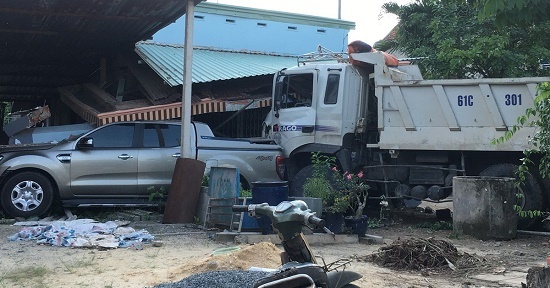 Bình Dương: Ô tô tải tông tử vong người đi xe máy rồi đâm sập nhà dân