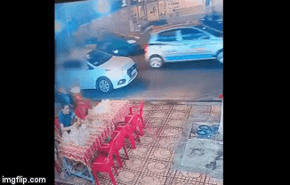 Video: Thanh niên lao xe máy vào giữa quán nhậu của con nợ, đâm luôn cả bảo vệ ra can