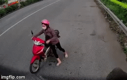Video: Người phụ nữ lách luật dắt xe máy đi ngược chiều trên quốc lộ và cái kết bẽ bàng