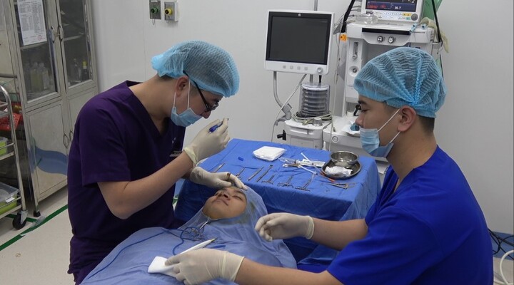 Phẫu thuật thẩm mỹ nam, xu hướng làm đẹp không chỉ dành riêng cho phụ nữ