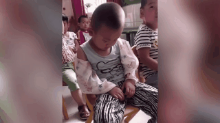 Video: Cười lăn trước cảnh bé trai ngủ ngon lành trong lớp thì bị cô giáo “troll”