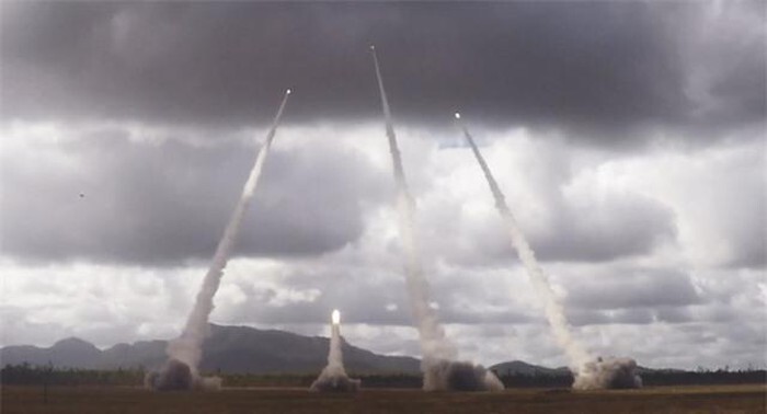 Xạ thủ Mỹ bắn đạn pháo như mưa càn quét mục tiêu trên không