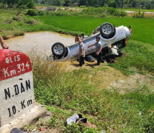 Tin tức tai nạn giao thông mới nhất hôm nay 13/7/2019: Lật ô tô 7 chỗ, 6 người thương vong 