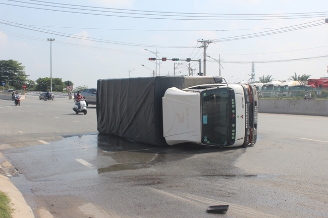 Nguy cơ ô nhiễm từ 3.000 lít hóa chất chảy ra sông sau tai nạn lật xe tải