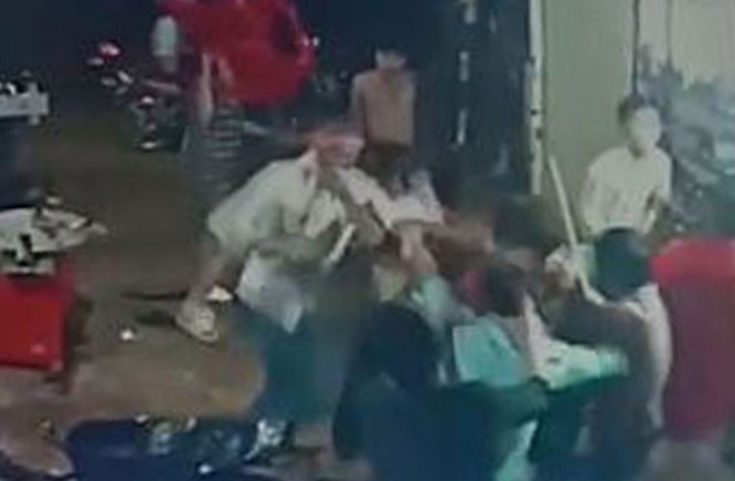 Truy tìm nhóm côn đồ hành hung hai anh em phải nhập viện cấp cứu ở Bình Phước