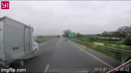 Video: Bất ngờ bị giật túi xách, cô gái ngã văng trên cao tốc