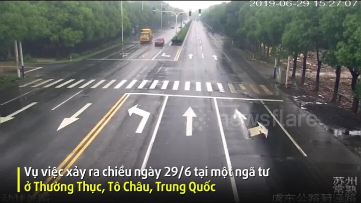 Tài xế chạy xe thiếu quan sát khiến một bên kính lái ô tô bị cột điện đâm thủng