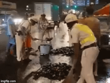 Cảnh sát dọn hàng trăm vỏ bia vỡ vụn, rơi tràn trên đường giữa đêm khuya