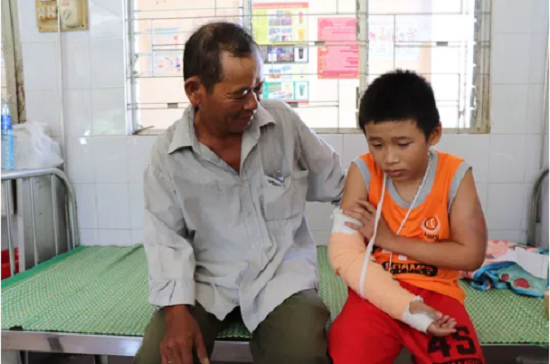 Vụ cậu bé nghèo bị đánh gãy tay, cướp tiền: Tuổi thơ lặn lội mưu sinh bên những tờ vé số