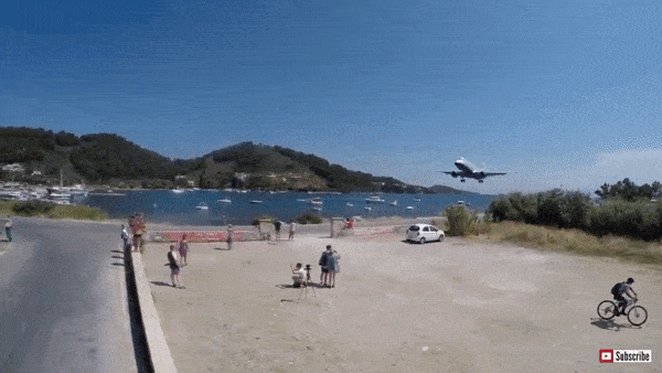 Du khách hoảng sợ khi suýt mất đầu do bị máy bay hạ cánh va phải