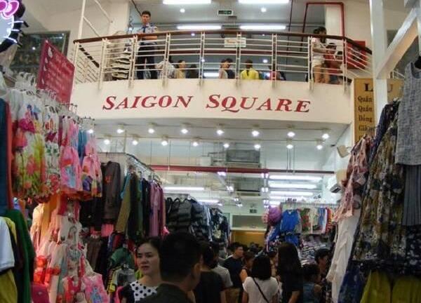 Nhiều hàng giả bán tại chợ Bến Thành và Sài Gòn Square