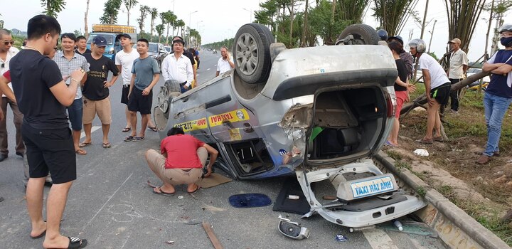 Xe ô tô gây tai nạn liên hoàn rồi bỏ chạy, 2 hành khách nhập viện cấp cứu