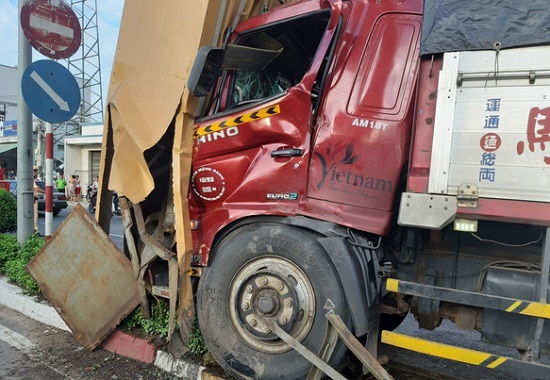 Xe tải tông sập cổng chào thành phố Mỹ Tho, thiệt hại hơn 1 tỉ đồng