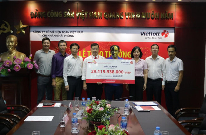 Tài xế ở Nghệ An may mắn trúng giải độc đắc của Vietlott hơn 29 tỷ đồng